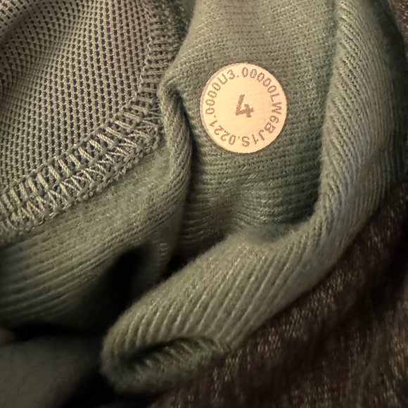 Lululemon Size 4 gray cropped Jogger EUC - Picture 3 of 3